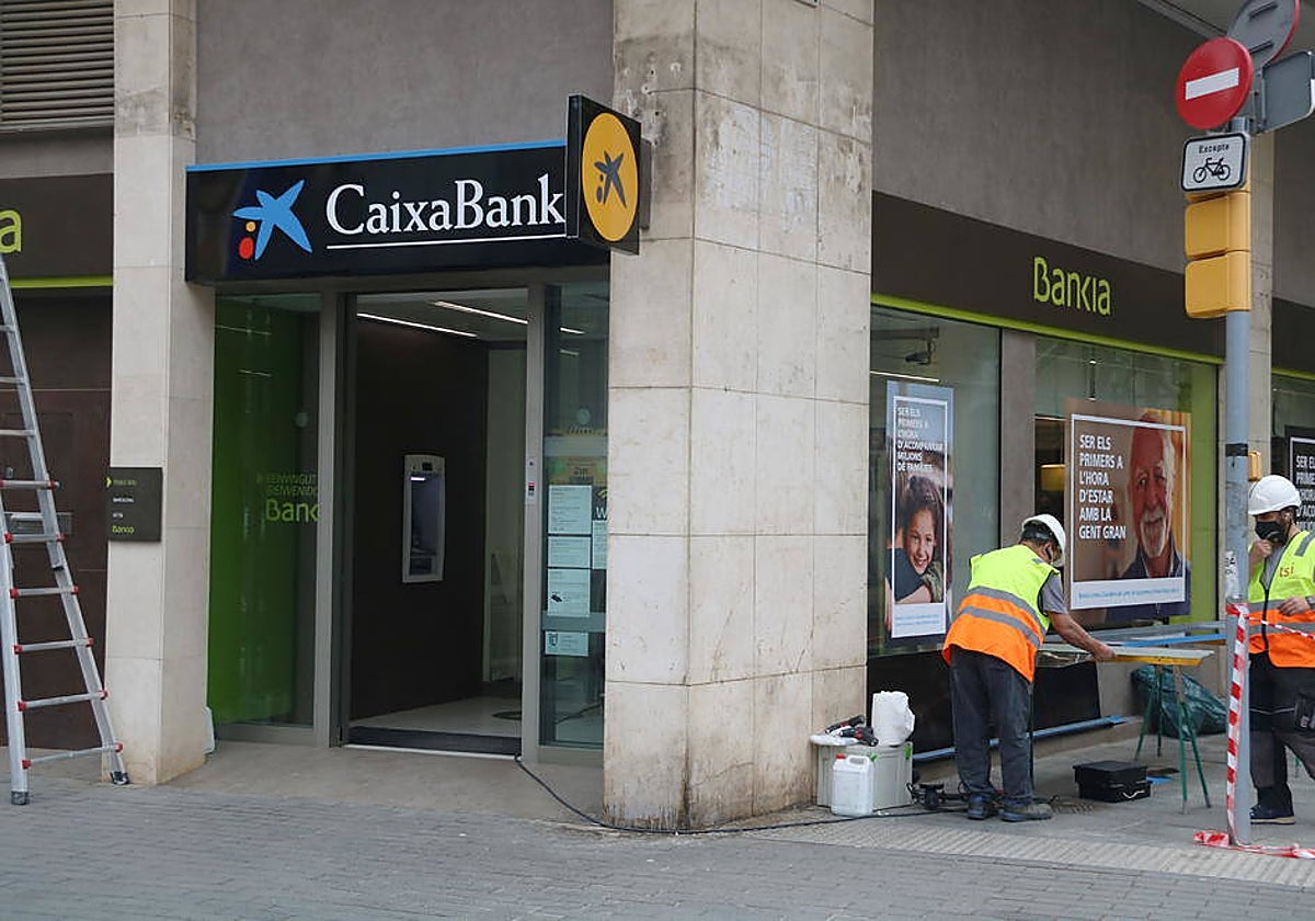 Una sucursal de Bankia en plena absorción de Caixabank