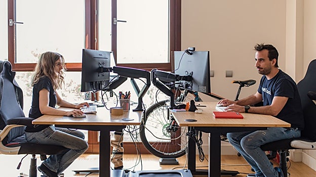 Laura Montells y Juan Pablo Tejela: «Si un fin de semana hay un fuego que apagar, es algo sencillo de explicar, de entender y de organizarnos»