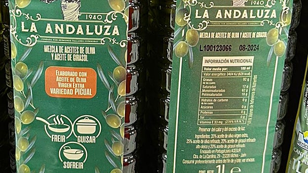 Detalle de la etiqueta de uno de los aceites mezcla que se vende en España, envasado en Portugal