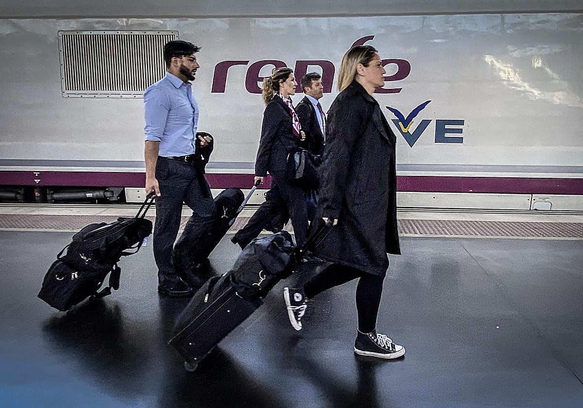 Pasajeros en la estación de Alicante