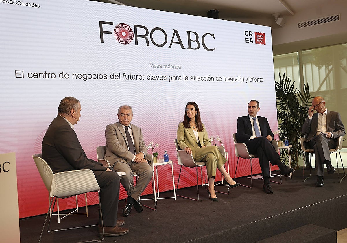 Alberto Velázquez moderador de la mesa redonda 'El centro de negocios del futuro: claves para la atracción de inversión y talento', con Miguel Hernández (Crea Madrid Nuevo Norte), Susana Rodríguez (Savills); Rodrigo de la Mota (Invest in Madrid) y Faustino Díaz Fortuny (Atracción de Inversión y Talento en Madrid Investment)