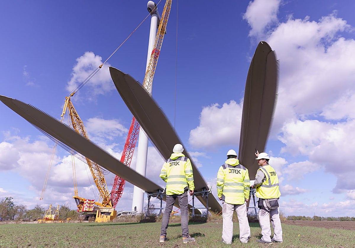 Empleados de DTEK durante la construcción de la planta