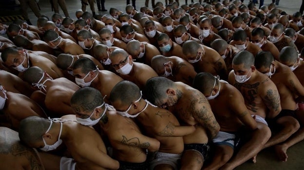 Gang members from Mara Salvatrucha and Barrio 18 stay together in formation at the maximum security penal center in Izalco.  It was a measure of punishment imposed by Bukele after a spike in murders, which, however, did not last, even though the photo went viral.