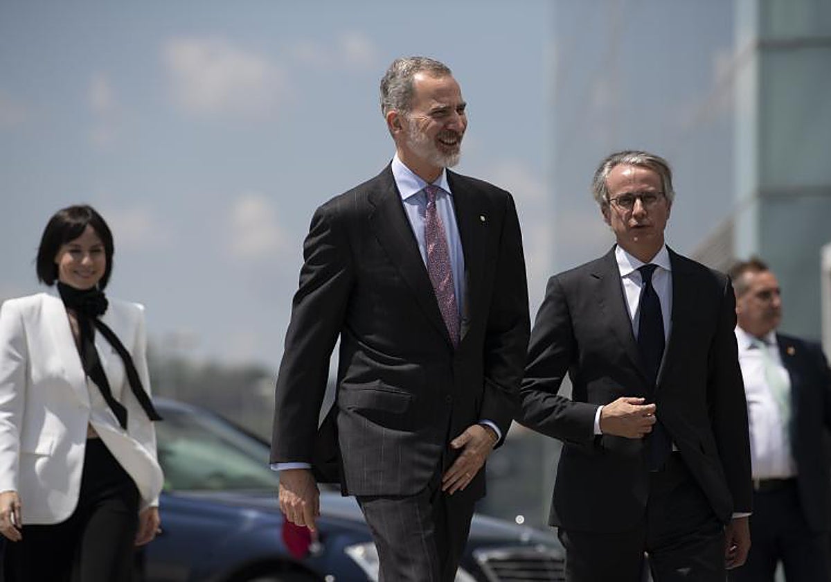 El Rey y el entonces presidente del Círculo, Javier Faus, durante las jornadas anuales de 2022