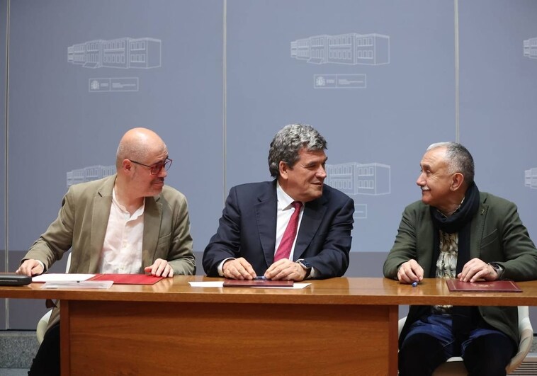 The Minister of Social Security, José Luis Escrivá, with union leaders