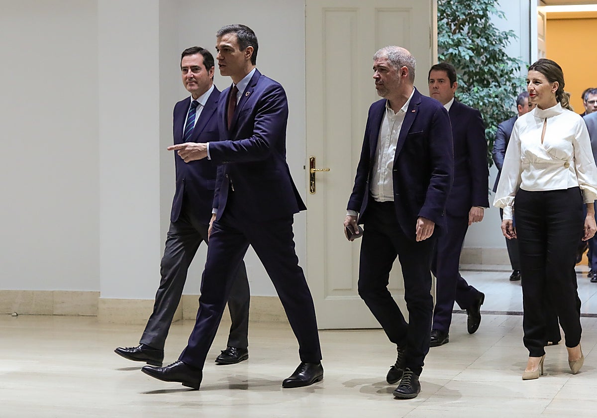 El presidente de la CEOE, Antonio Garamendi; el presidente del Gobierno, Pedro Sánchez; el secretario general de CC.OO., Unai Sordo; el presidente de Cepyme, Gerardo Cuerva y la ministra de Trabajo, Yolanda Díaz