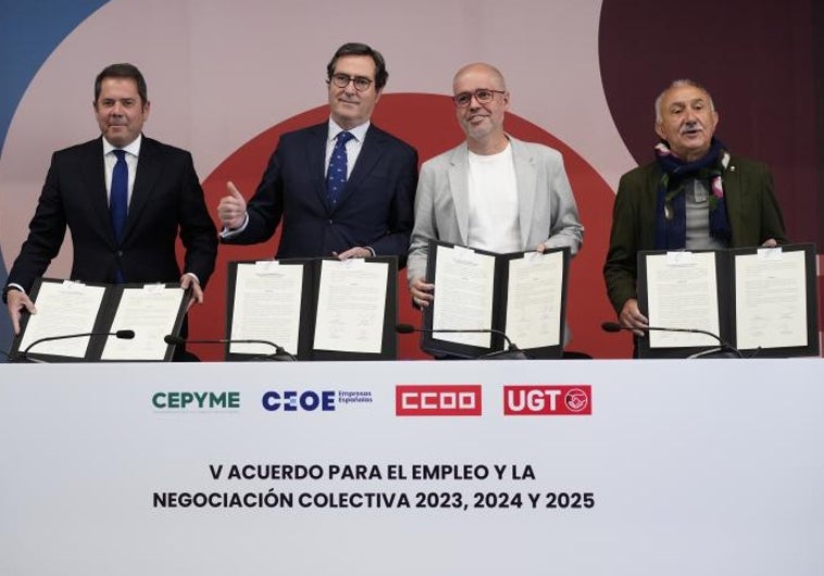 El presidente de CEPYME, Gerardo Cueva; el presidente de la CEOE, Antonio Garamendi; el secretario general de CCOO, Unai Sordo, y el secretario general de UGT, Pepe Álvarez