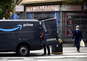 El órgano de competencia de la Generalitat entra en la guerra contra la 'tasa Amazon' de Colau y la recurre en los tribunales