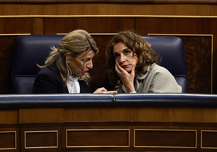 La vicepresidenta segunda y ministra de Trabajo, Yolanda Díaz, y la ministra de Hacienda y Función Pública, María Jesús Montero,
