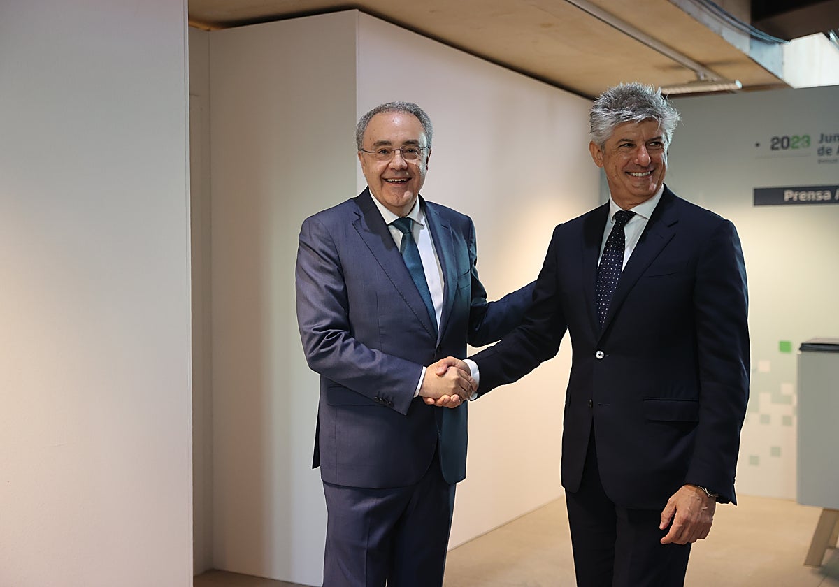 Tobías Martínez y Marco Patuano, hoy, antes de la junta