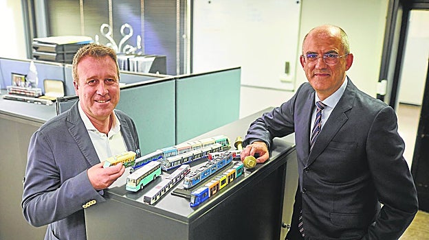Xavier Pascual, director de Consultoría y Nuevas Tecnologías, y Enrique Gómez, director de Transporte Urbano, en la sede de Sener en Tres Cantos, Madrid