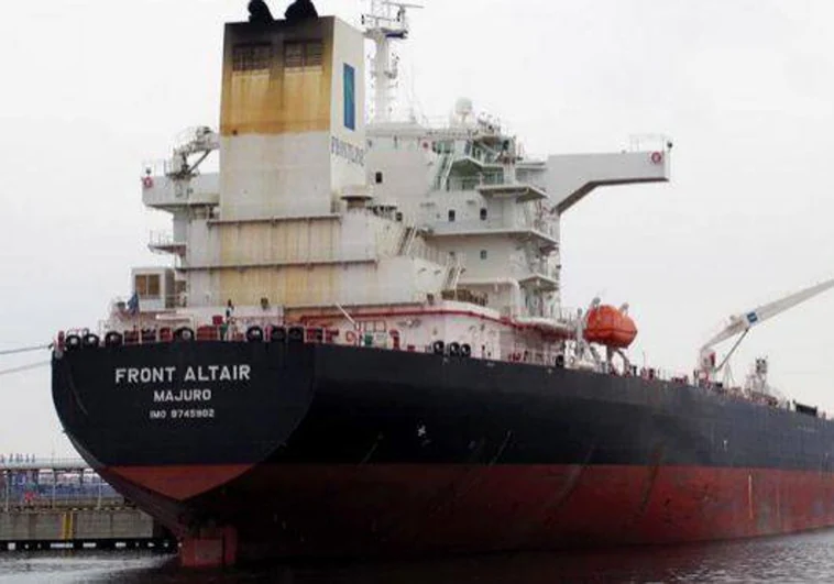 A buque petrolero noruego, atracado en puerto