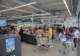 Las previsiones de llegada de turistas disparan las contrataciones de los supermercados para este verano