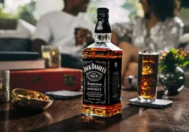 Jack Daniel´s gana un juicio contra un fabricante de juguetes que parodiaba a la marca: «40% de alcohol...43% de mierda»