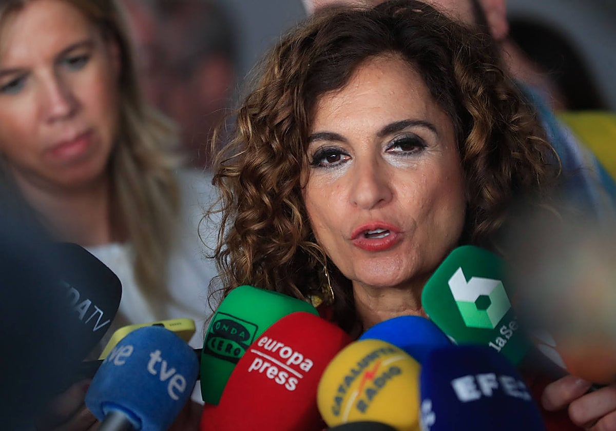 La ministra de Hacienda, María Jesús Montero, atiende a los medios