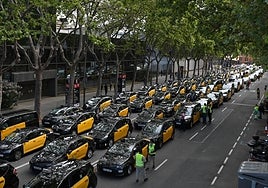 El taxi toma el centro de Barcelona en contra de la liberalización de las VTC