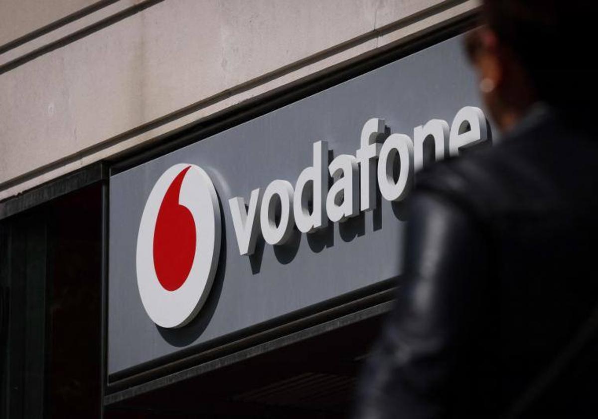 Un peatón pasa frente a una tienda de Vodafone en el centro de Londres