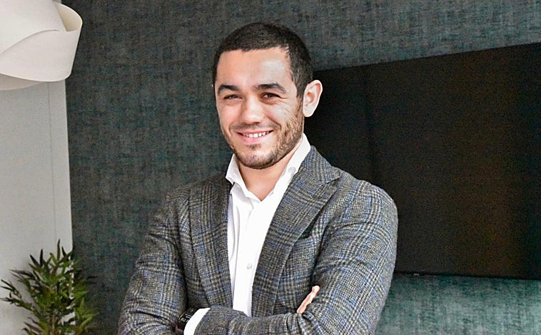 Imagen principal - La startup PadelDrop coloca sus máquinas de vending en los clubes deportivos para que los clientes adquieran en ellas pelotas y overgrips