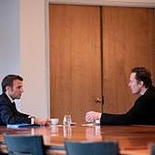 Macron se reúne con Elon Musk para convencerle de que instale la fábrica de baterías de Tesla en Francia