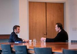 Macron se reúne con Elon Musk para convencerle de que instale la fábrica de baterías de Tesla en Francia