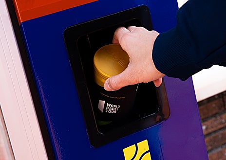 Imagen secundaria 1 - La startup PadelDrop coloca sus máquinas de vending en los clubes deportivos para que los clientes adquieran en ellas pelotas y overgrips