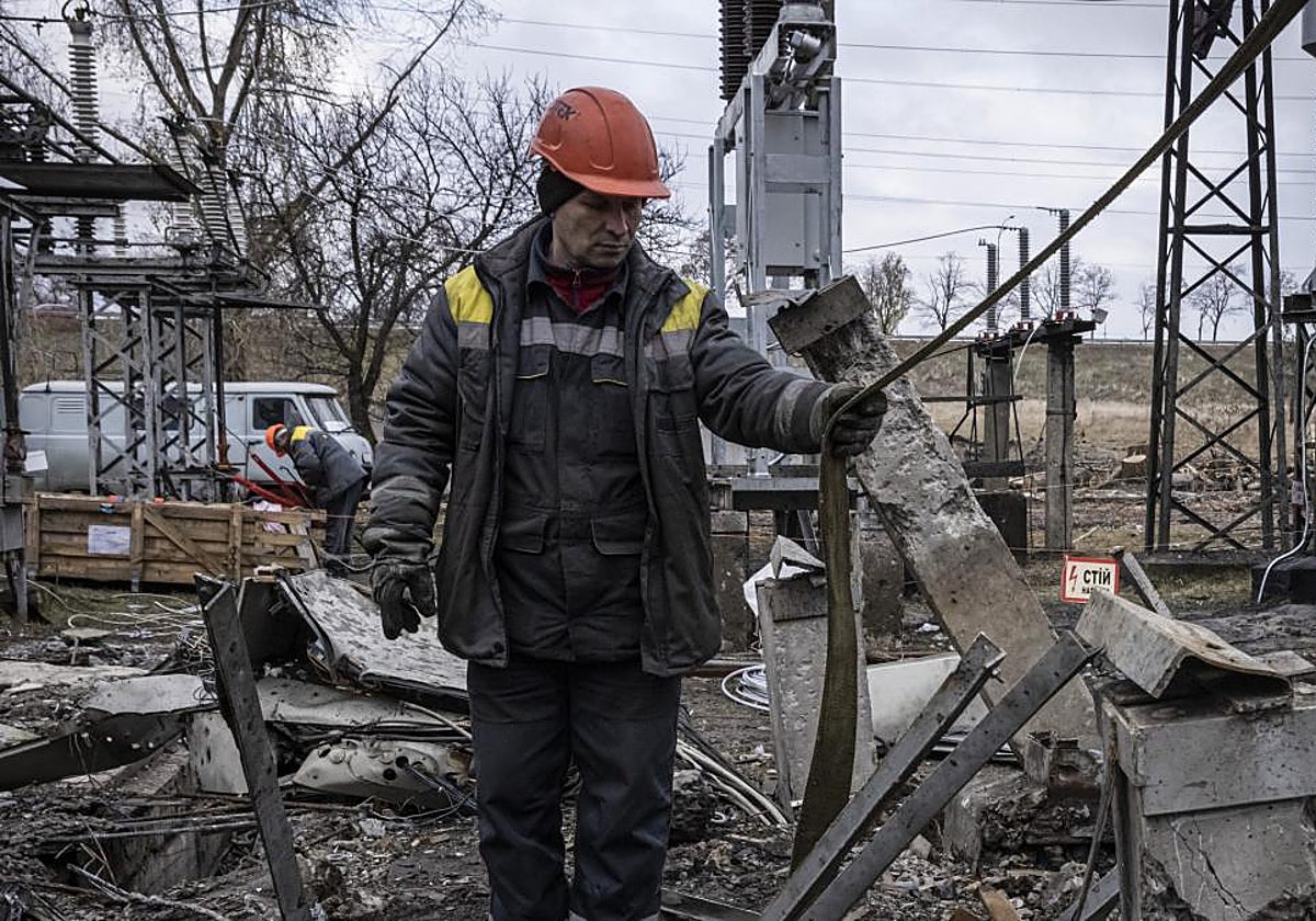 Subestación eléctrica en Kiev destruida en un bombardeo ruso