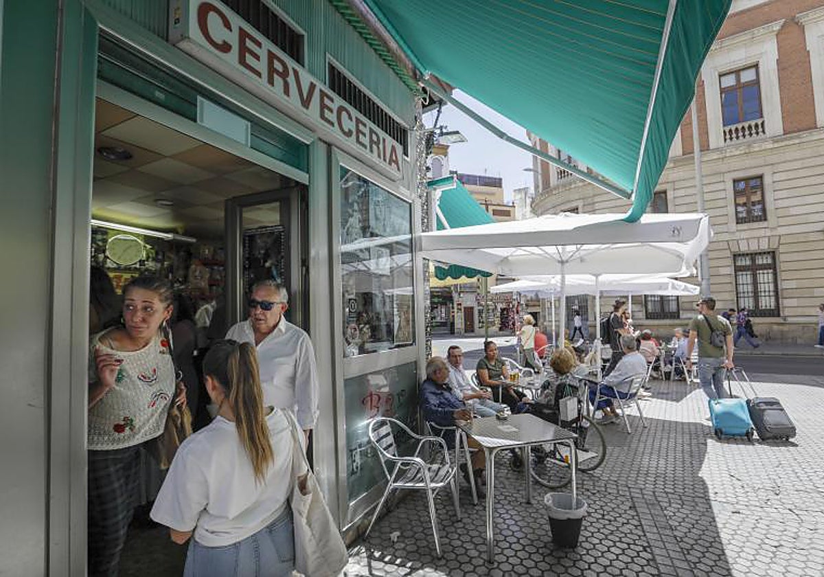 Un 59% de hogares afirman haber reducido su gasto en bares y restaurantes