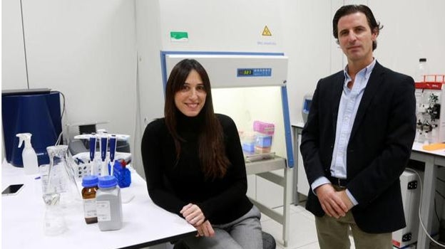 Mercedes Vila e Iñigo Charola en uno de los laboratorios de BioTech Foods, en el parque tecnológico de Miramón