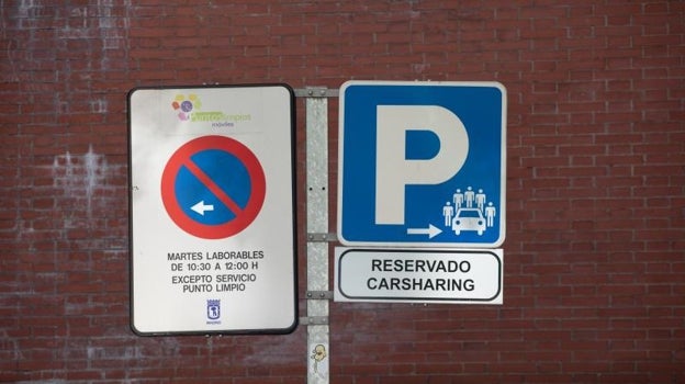 El Ayuntamiento de Madrid ha habilitado 54 plazas de aparcamiento reservadas al 'carsharing', que desde 2020 cuenta con su propio distintivo, la señal V-26. Para la DGT, el servicio contribuye a que la movilidad en su conjunto sea más eficiente en todas sus vertientes