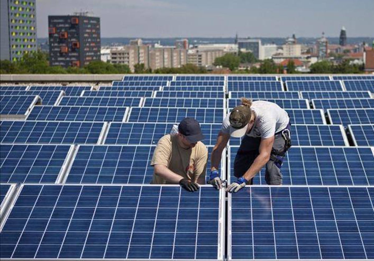 Un equipo de técnicos instala unos paneles fotovoltaicos