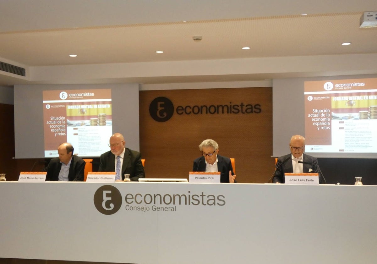 Participantes en el debate sobre la situación económica organizado por el Consejo de Economistas