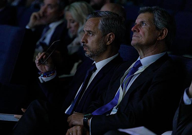 El portavoz económico del PP, Juan Bravo, junto al presidente de Sernauto, Francisco J. Riberas