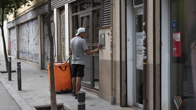 Repartidor a domicilio, en una calle del barrio de Gracia de Barcelona