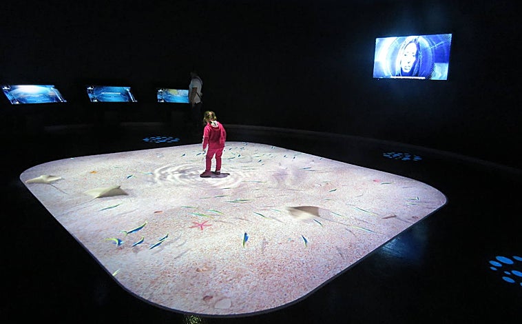 Imagen principal - Arriba, una lectura virtual creada con un holograma. Abajo a la izquierda, 'Flying Dreams', en PortAventura. Abajo a la derecha,