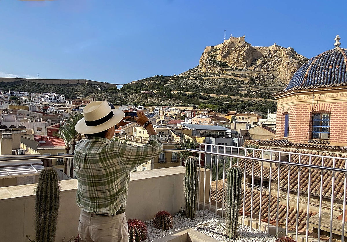 Turista haciendo una foto en el casco antiguo de Alicante