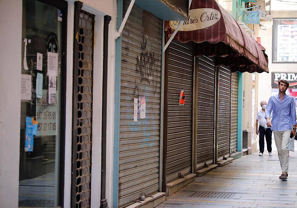 Imagen de establecimientos cerrados en una calle comercial de Córdoba