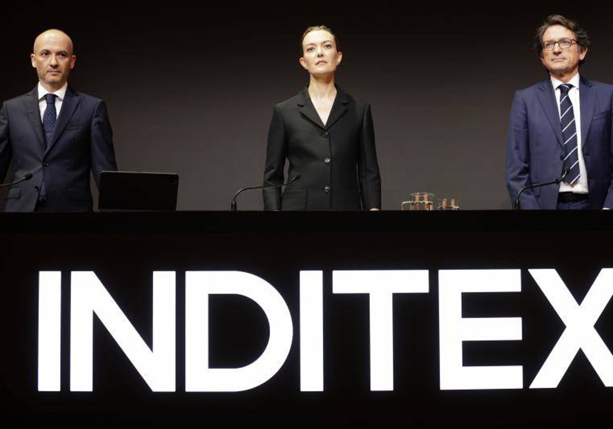 La presidenta de Inditex, Marta Ortega; el consejero delegado, Óscar García Maceiras (i) y el secretario general, Javier Monteoliva (d), durante la Junta general de accionistas celebrada este martes en la sede de la multinacional en Arteixo