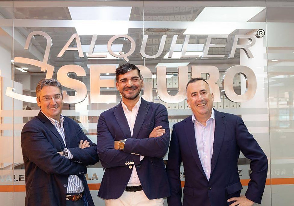Antonio Carroza, presidente de Alquiler Seguro; David Caraballo, director general de Alquiler Seguro; y Sergi Gargallo, vicepresidente