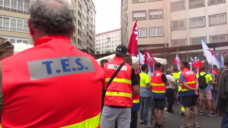 Trabajadores de ambulancias marchan por el centro de Santiago para reclamar "un convenio digno"