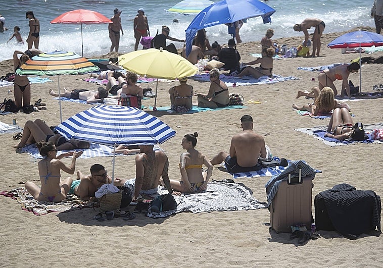 Varias personas en la playa de la Barceloneta