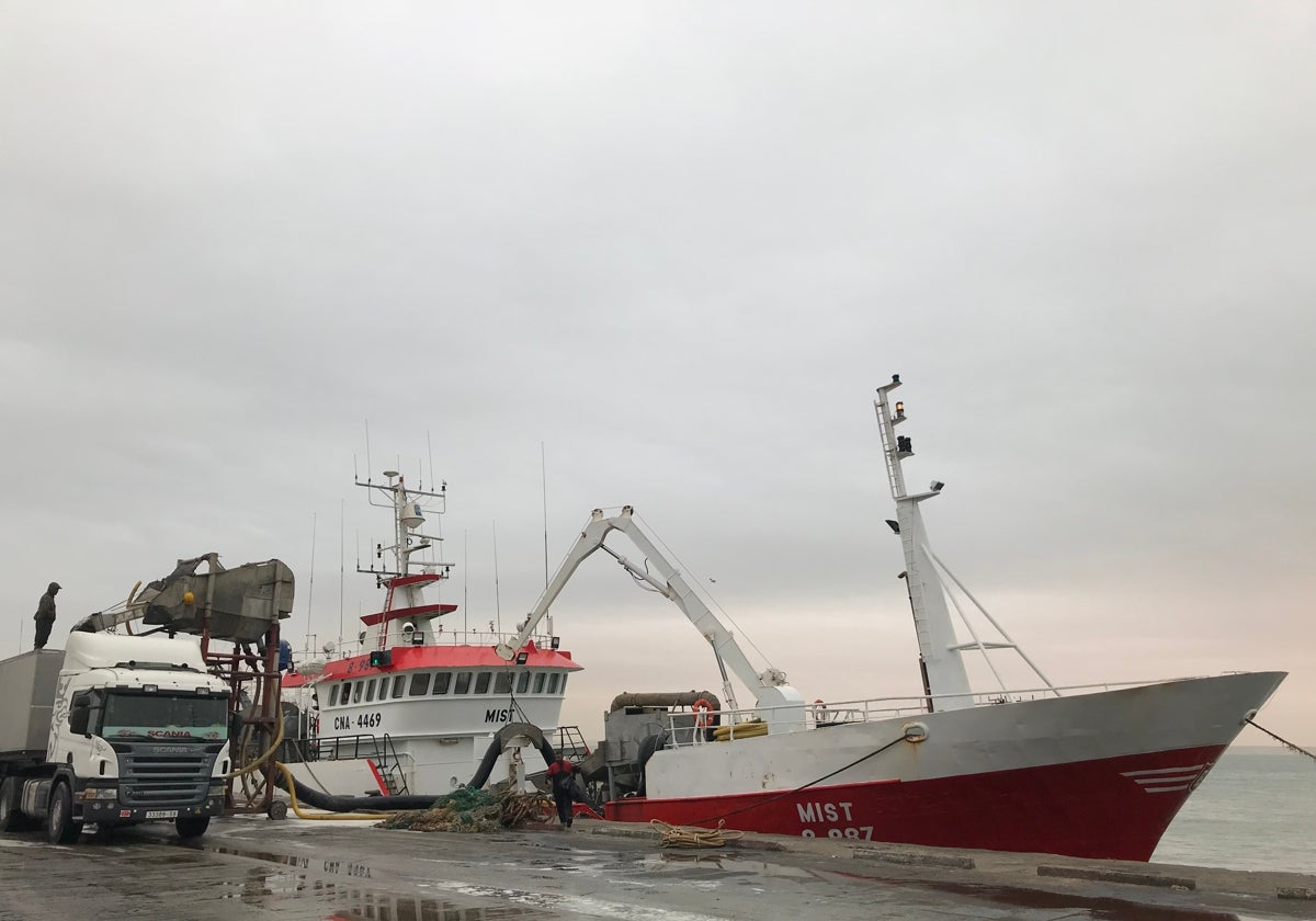 Un barco pesquero en el puerto de Dakhra (Marruecos)