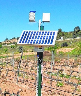 Imagen secundaria 2 - Centro de Investigación e Innovación de la Bodega Concha y Toro, en el que desarrollan nuevas soluciones para el sector. Abajo a la izquierda, sobre estas líneas, la plataforma del proyecto Vitigeoss, creada para integrar la analítica de datos satelitales, drones y datos de sensores. Abajo a la derecha, una estación meteorológica del clúster de Innovi para generar algoritmos en la predicción del tratamiento