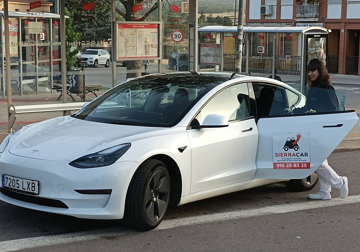 Los taxis de Sierracar se reservan con antelización y ya están en 30 pueblos de la sierra Norte de Madrid. El año pasado movieron a 15.000 personas en su desplazamientos