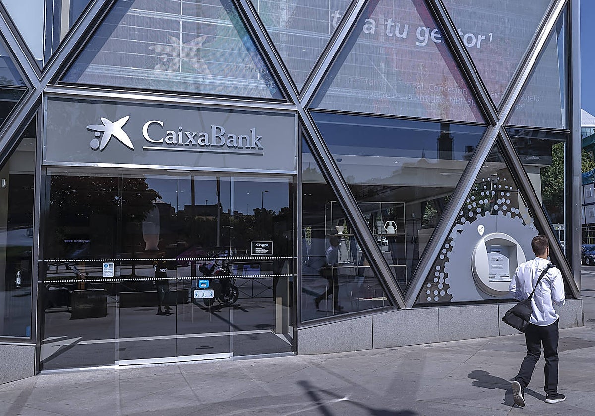 Fachada de una sucursal de Caixabank en el centro de Madrid