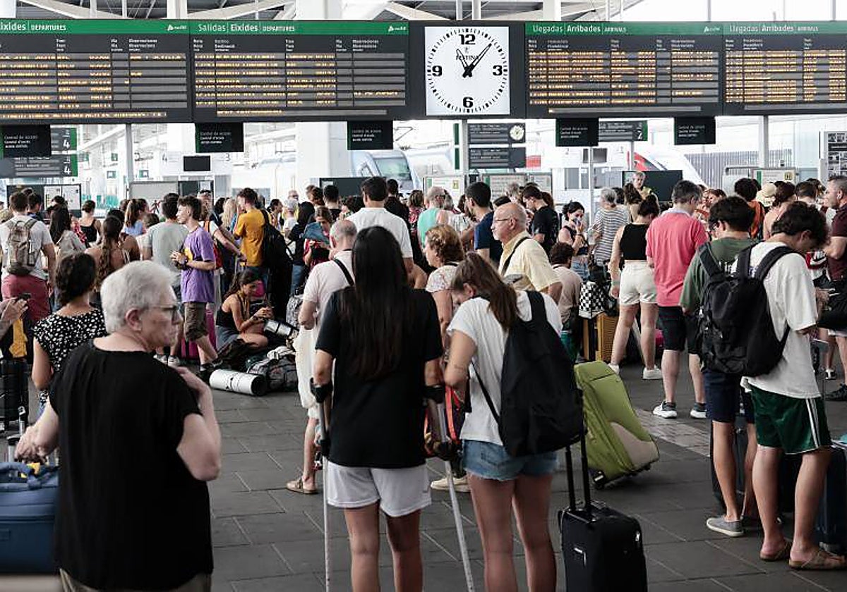 Caos ayer en la estación Valencia Joaquín-Sorolla