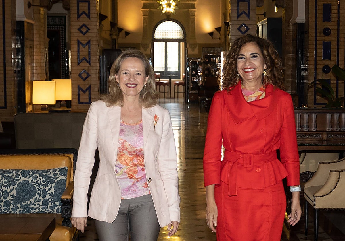 Nadia Calviño, vicepresidenta económica, y María Jesús Montero, ministra de Hacienda