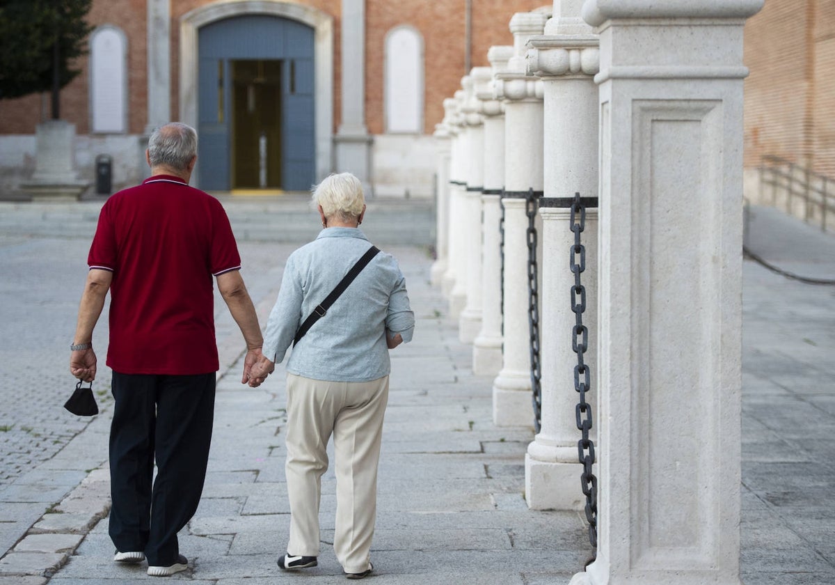 Pareja de mayores paseando por Alcalá de Henares (Madrid)