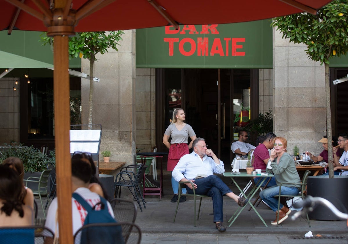 Una camarera y clientes en una cafetería de Barcelona