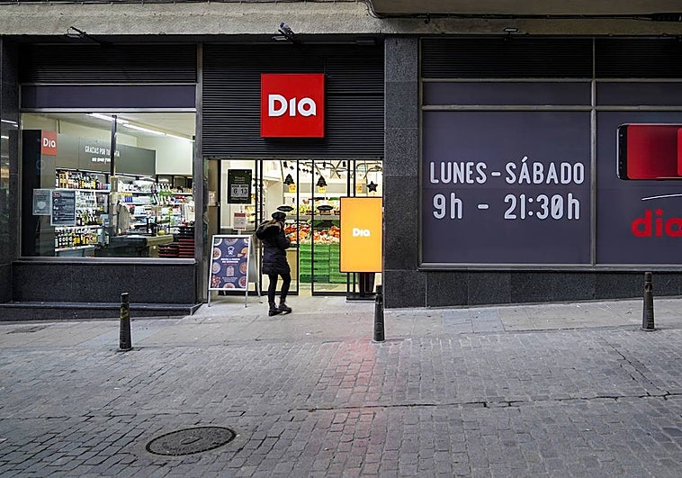 La fachada de una tienda Dia
