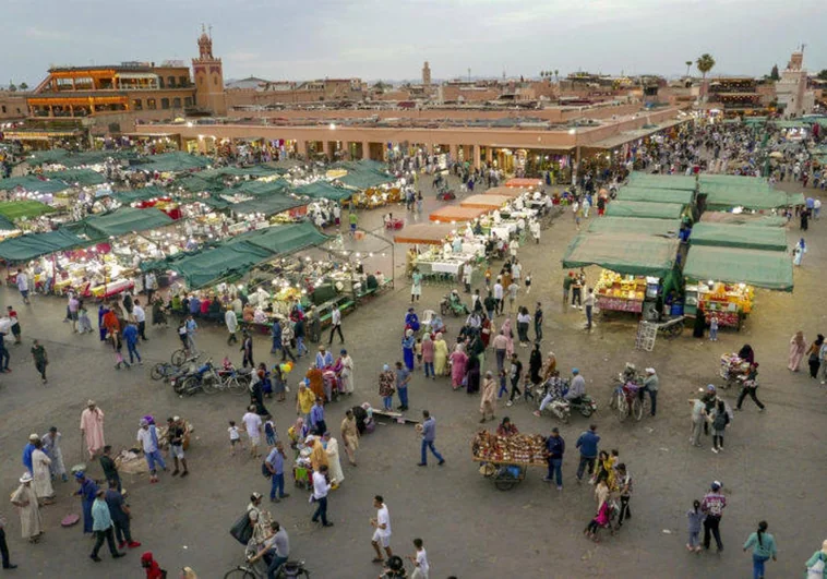 Imagen de archivo de la emblemática plaza Yamaa el Fna de Marrakech, Marruecos